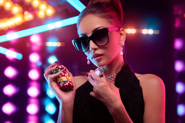 Genç bir kadının telefonuyla rahatladığı ve etrafında dinamik casino öğelerinin süzüldüğü sahne, NEMESIS BET uygulamasının sunduğu akıcı mobil deneyimi gösterir.