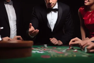 Parlayan bir rulet çarkı ve düşen fişler, NEMESIS BET’teki canlı ve anında kazanılan oyunları simgeler.