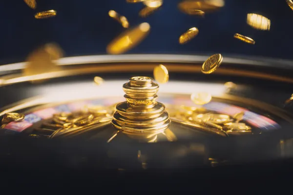 Casino fişleriyle çevrili kendinden emin bir krupiye, oyuncuları NEMESIS BET hesaplarına giriş yapmaya davet eder.